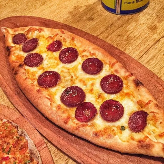Kaşarlı Sucuklu Pide